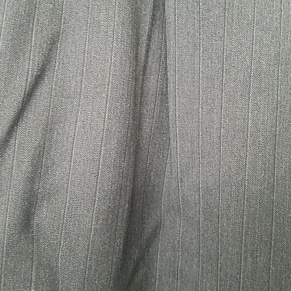 Jones New York men's 2-piece gray pinstripe suit - Picture 7 of 8